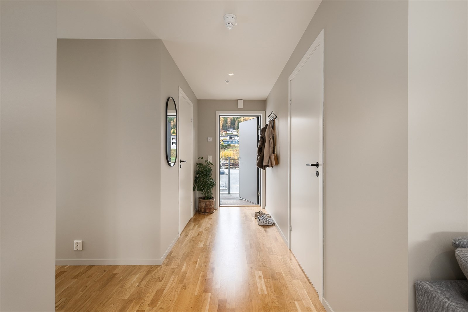 Innbydende entré med plass for knaggrekke og skoskap Galleribilde