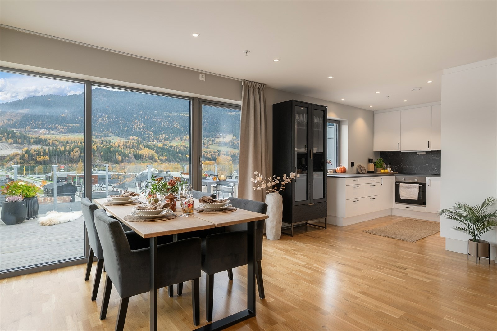 Spiseplassen er praktisk plassert mellom stue- og kjøkkendelen. Galleribilde