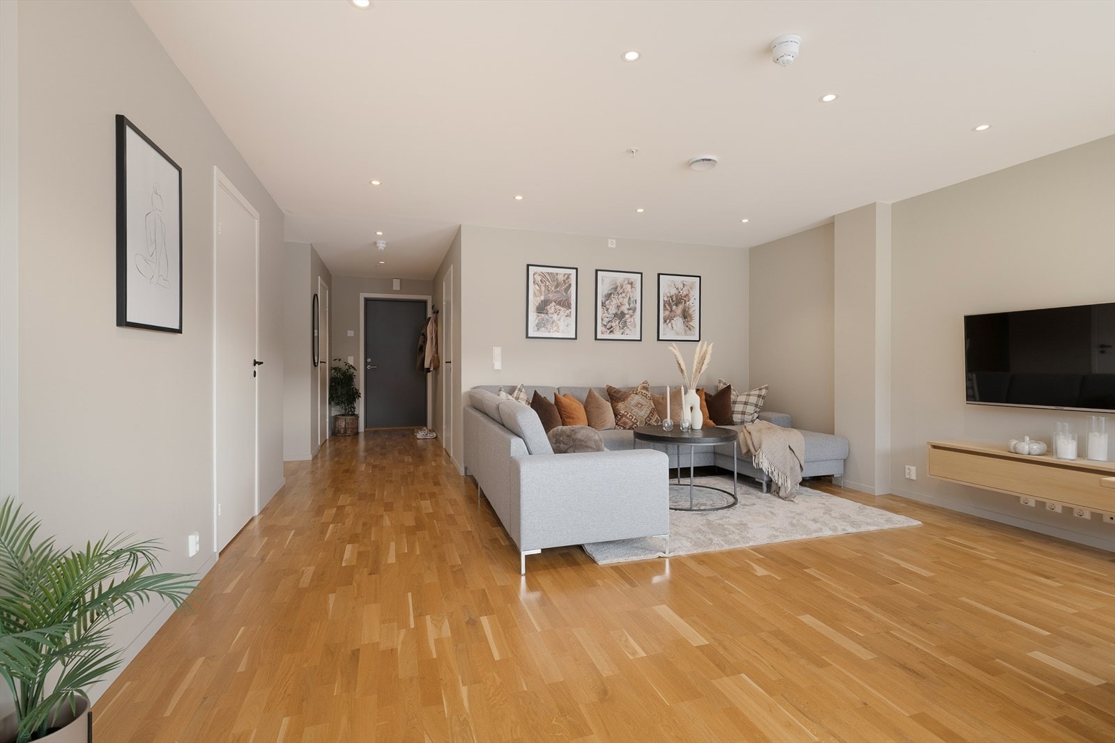 Leiligheten har en gjennomgående, stilren standard med parkett på gulv og glatte vegger malt i duse, moderne fargetoner. Galleribilde