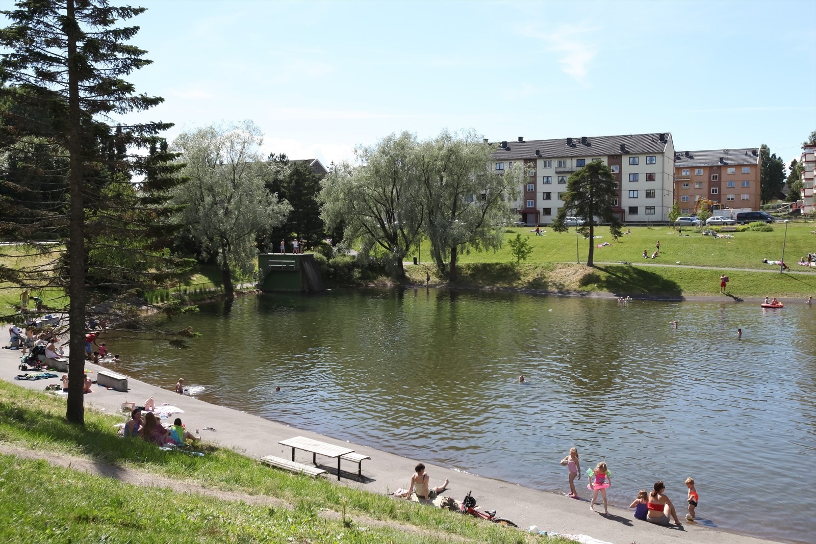 Hver sommer fylles badedammen på Årvoll med vann og blir et populært sted for bading og rekreasjon. Galleribilde