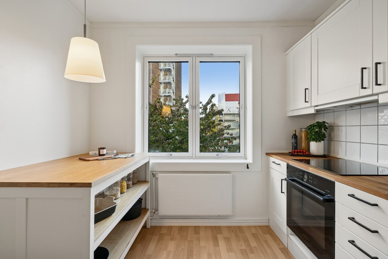 Kjøkkenet har en pen og funksjonell innredning fra 1991 med nye fronter fra 2012 Galleribilde