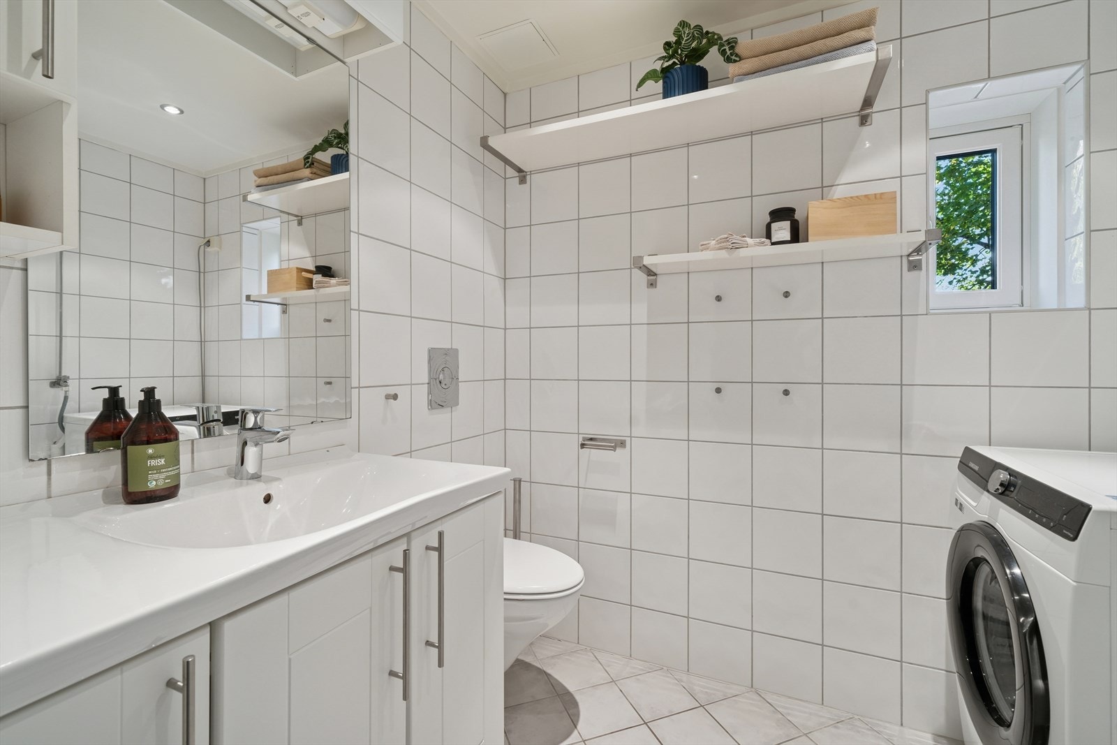 Elektriske varmekabler i gulv, flislagte overflater og naturlig avtrekk. Et lyst og praktisk rom som dekker hverdagens behov. Galleribilde