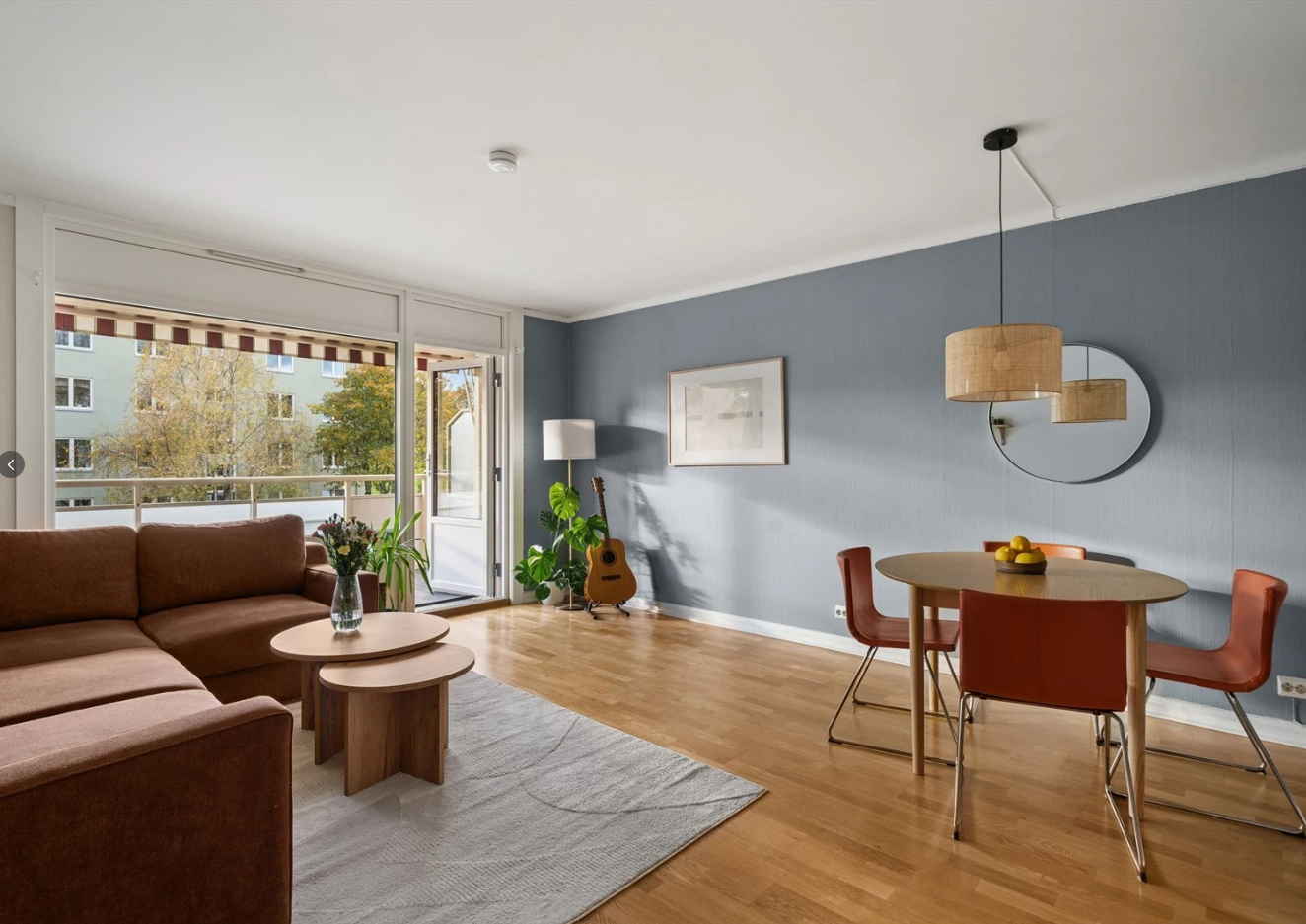 Stuen er lys og åpen, med store vinduer som slipper inn rikelig med dagslys. Galleribilde