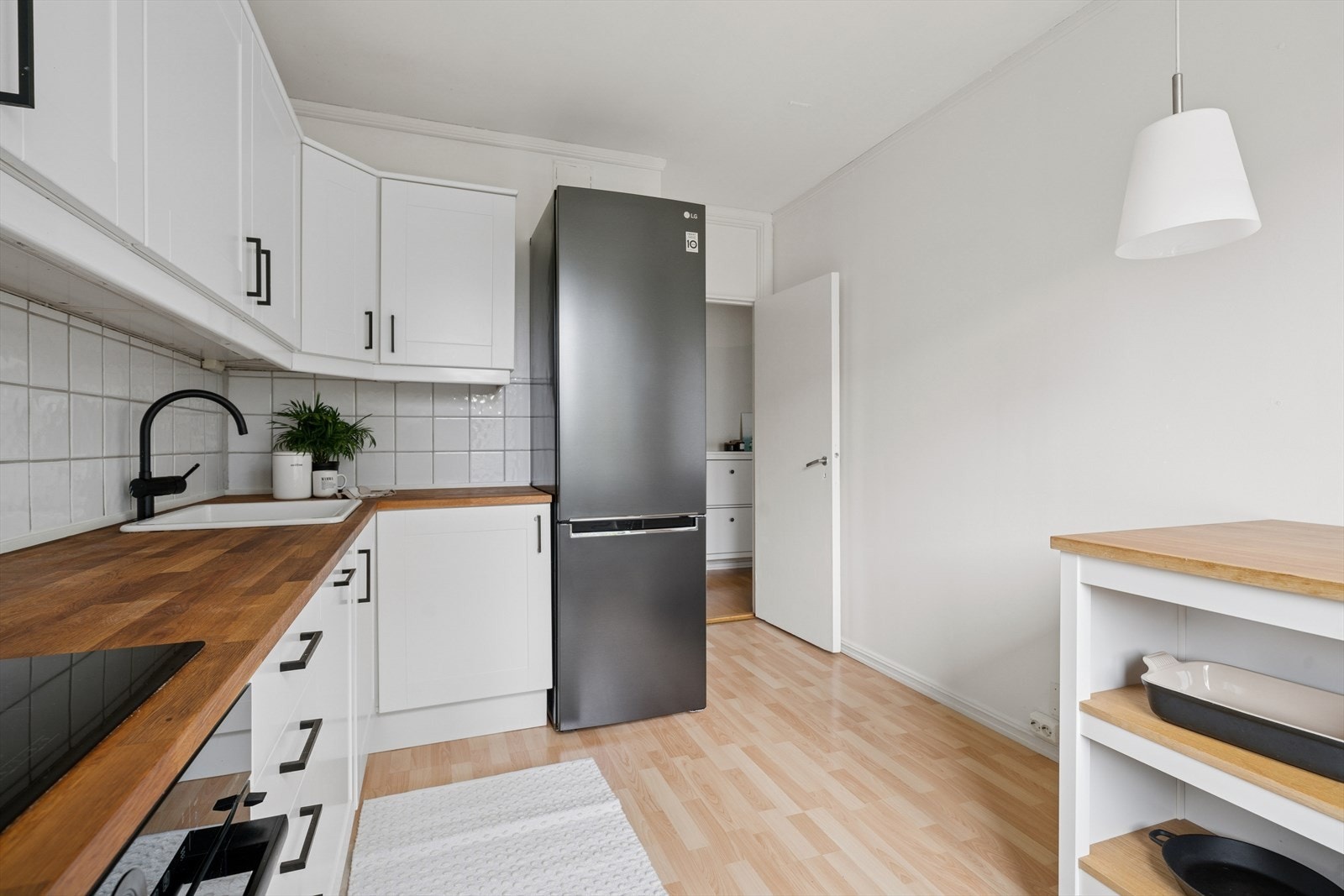 Heltre benkeplate fra 2023 med nedfelt kum og ettgreps blandebatteri. Galleribilde