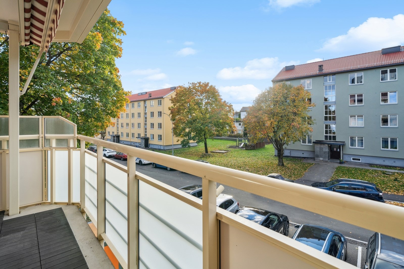 Utsikt fra balkongen utover store deler bakgård. Galleribilde