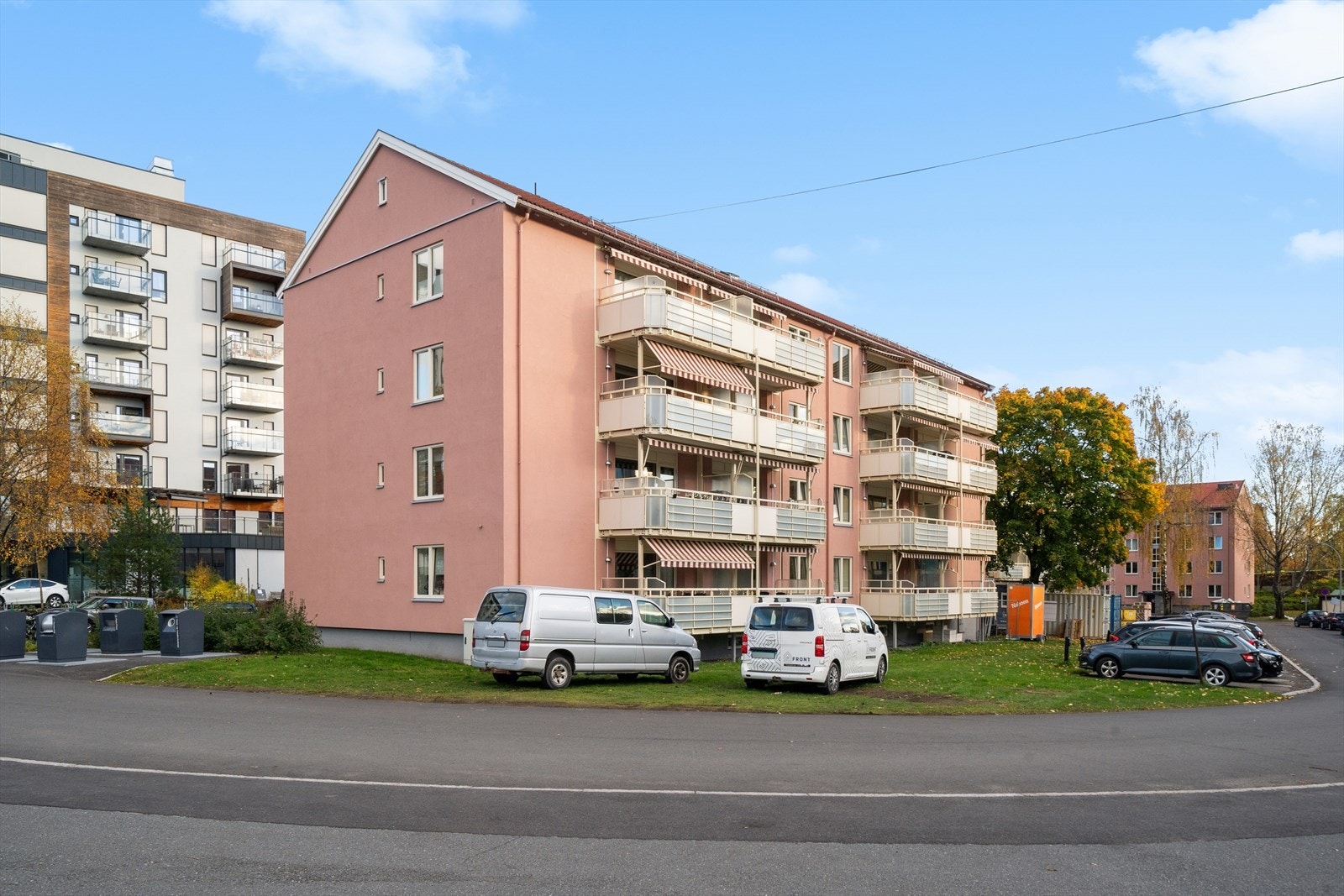 Eiendommen ligger i et sentralt området på Årvoll boligområde som også er veldig skjermet. Galleribilde