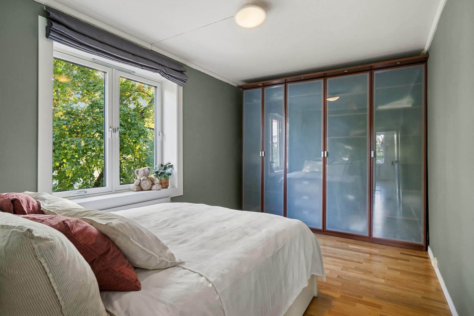 På hoved soverommet er det stort garderobeskap som byr godt med skapplass for klær. Galleribilde