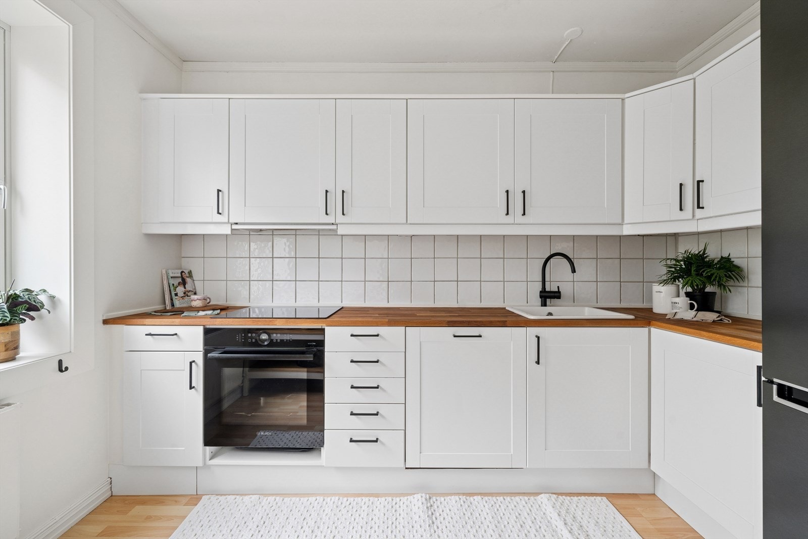 Integrerte hvitevarer som komfyr, platetopp og oppvaskmaskin medfølger. Galleribilde