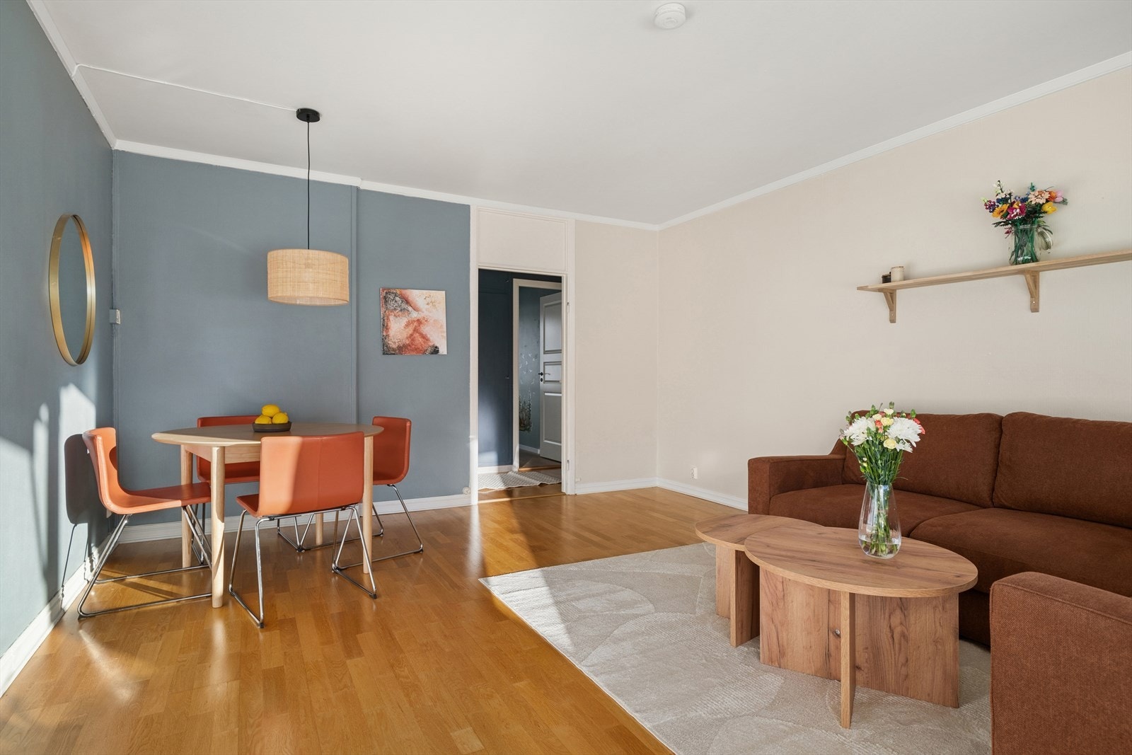 Lys og luftig spisestue med store vindusflater og god takhøyde - her er det plass til hele familien. Galleribilde