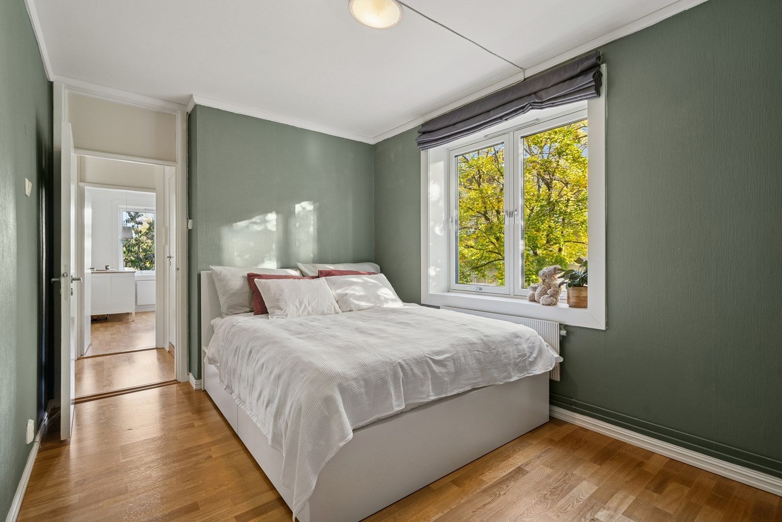 Dette soverommet passer utmerket til bruk av som hovedsoverom. Det er god plass for dobbeltseng og tilhørende møblement Galleribilde