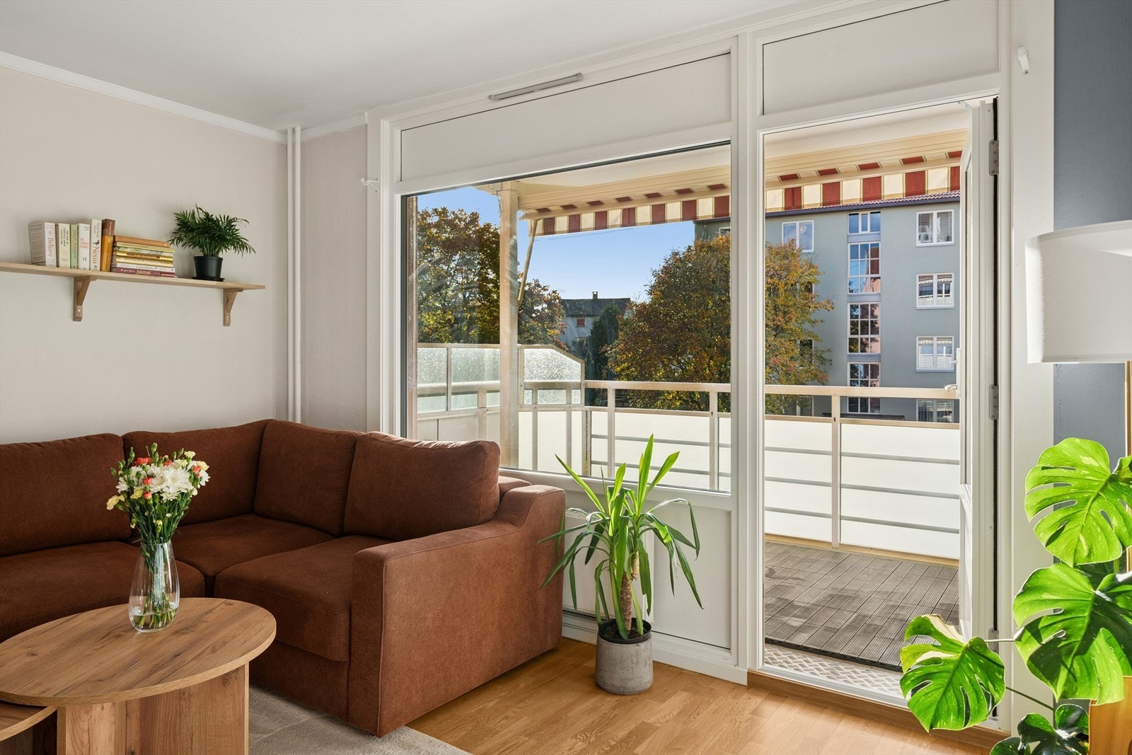 Fra stuen fører balkongdør ut til terrasse på 9 kvm, som gir en fin forlengelse av rommet på varme sommerdager. Galleribilde