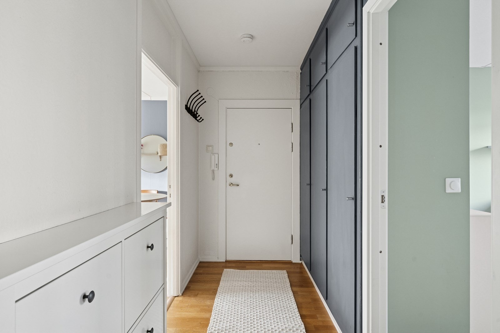 Videre fra entréen kommer man inn i leilighetens innbydende stue. Stuen oppleves romslig og svært møbleringsvennlig. Galleribilde