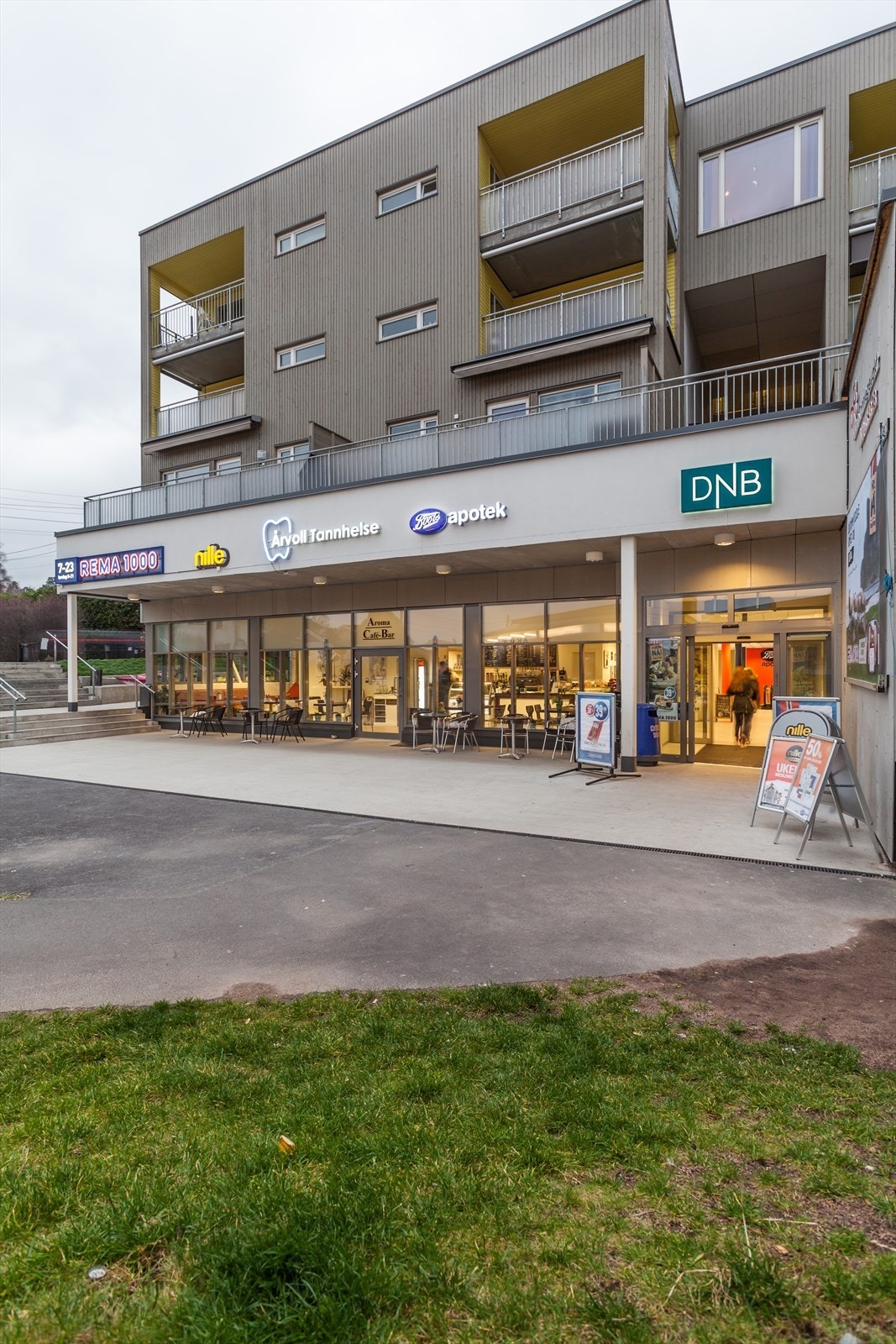 Årvoll senter ligger kun en meget kort spasertur fra leiligheten, og her finner du blant annet Rema 1000, apotek, blomsterbutikk og EVO treningssent Galleribilde