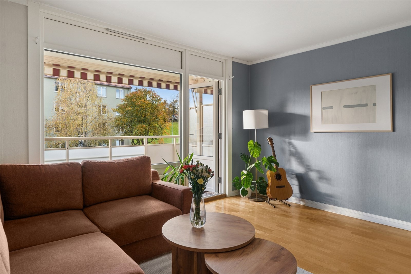 Leiligheten ligger i byggets 2. etasje, med nydelig utsikt i flere retninger. Galleribilde