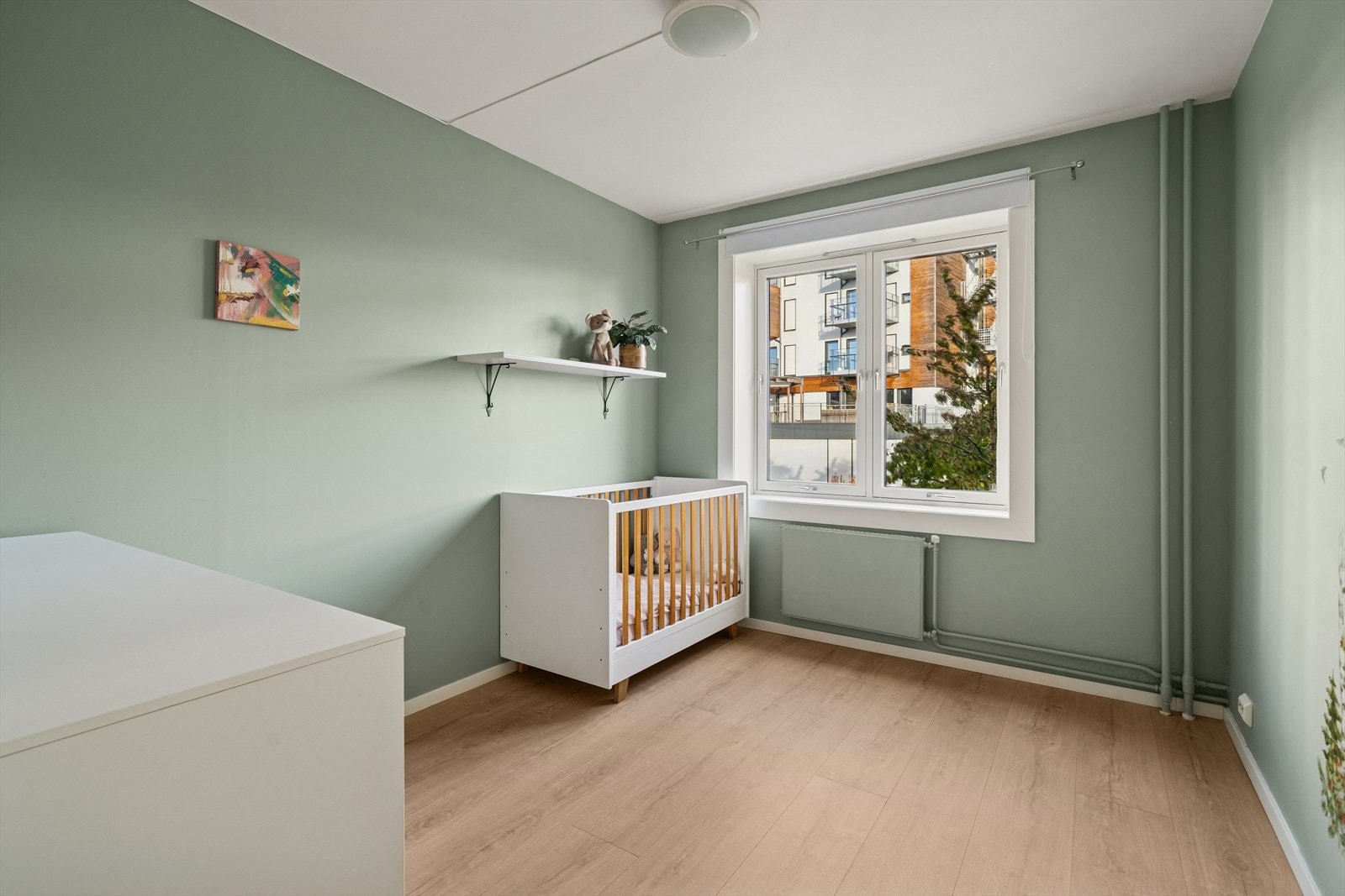 Soverom nr. 2 har store vindusflaten som gir godt med naturlig lysinnslipp. Her er det godt med plass til dobbeltseng, tilhørende møbler og praktisk garderobeskap. Galleribilde