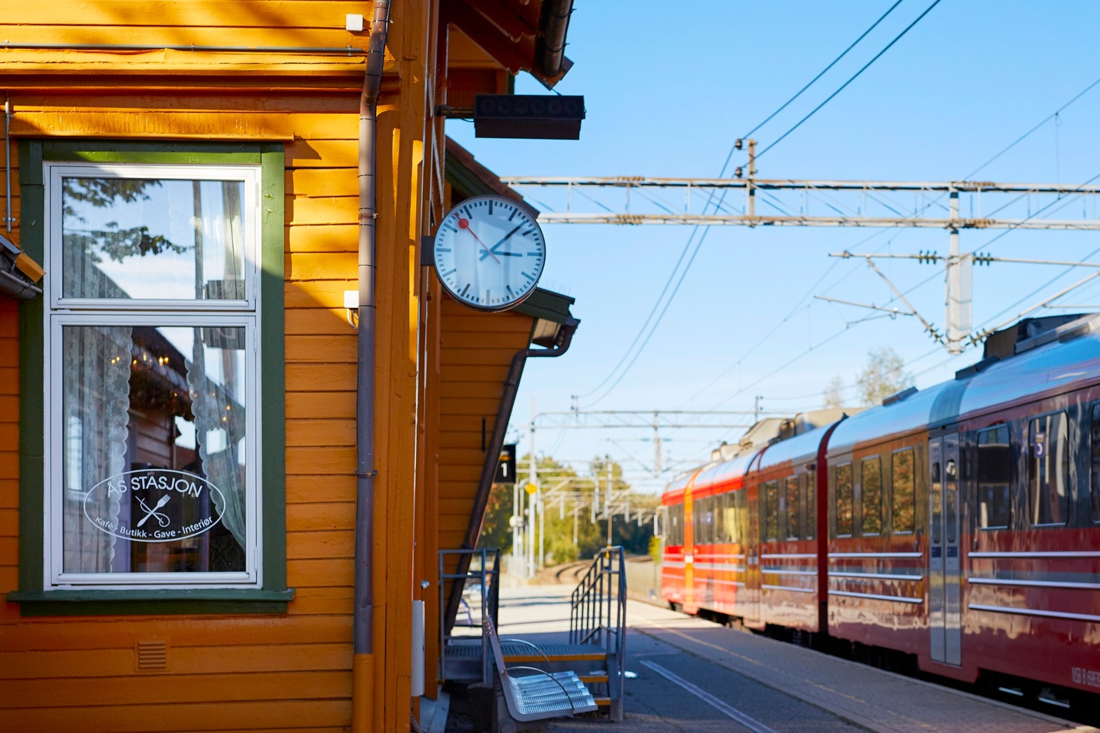 Bare noen minutters gange til togstasjon som tar deg til Oslo på ca. 19 min. Galleribilde