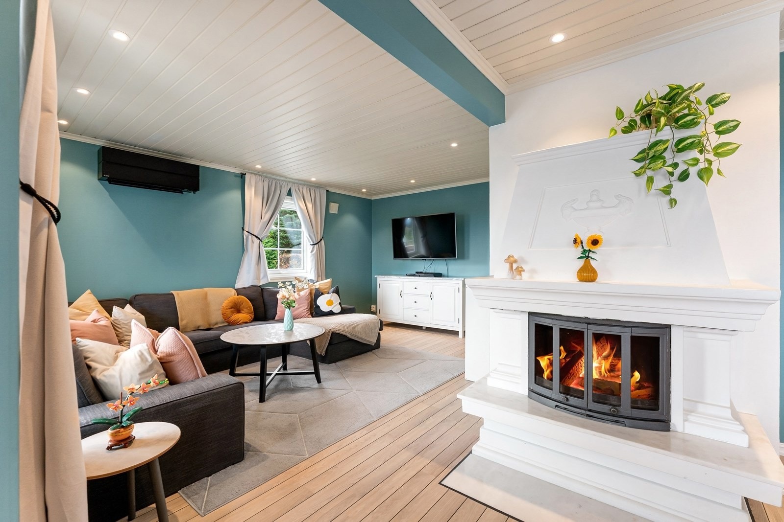 Åpen og lys stue med vannbåren varme i gulvet. Galleribilde