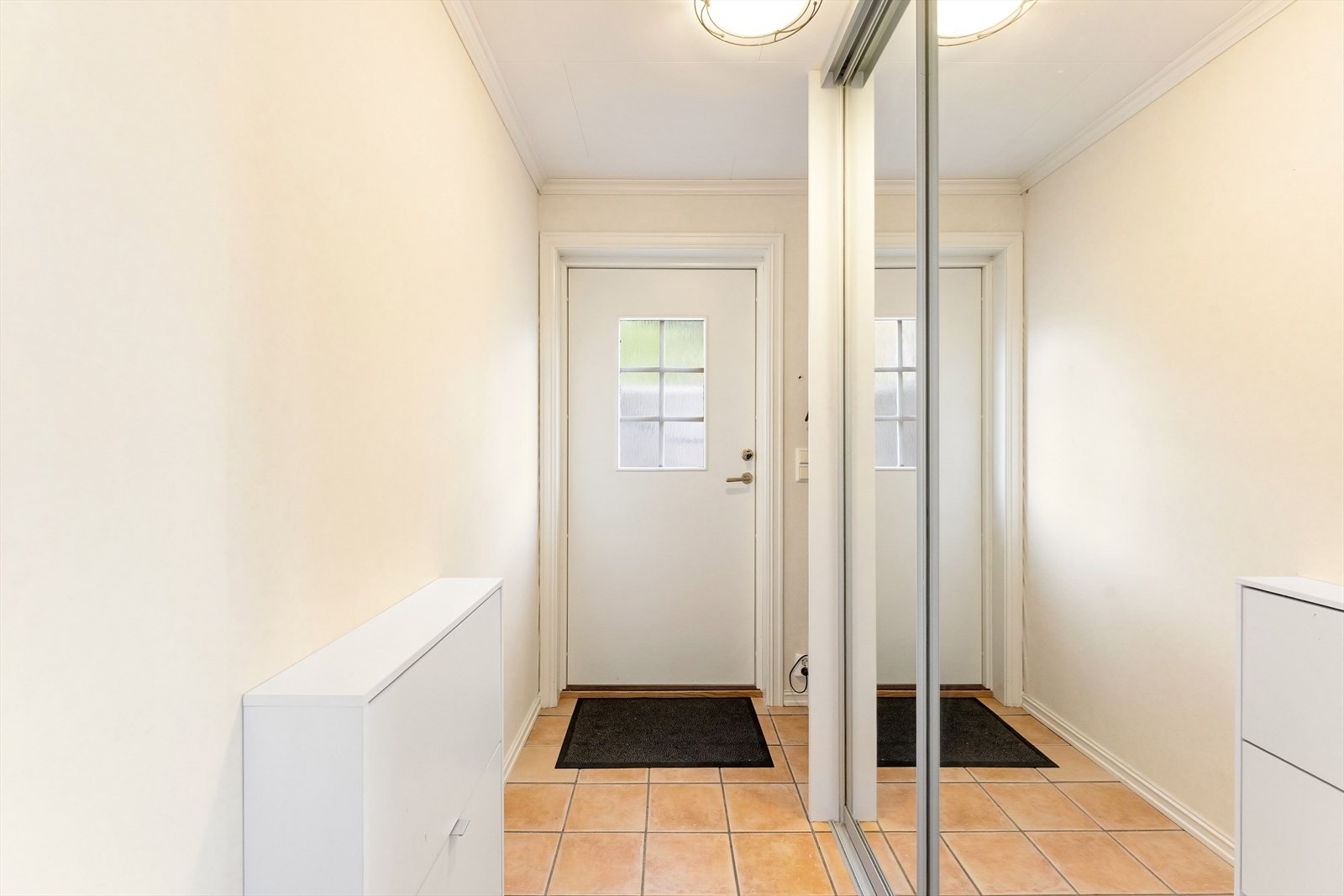 Entre hybel med skyvedørsgarderobe. Galleribilde