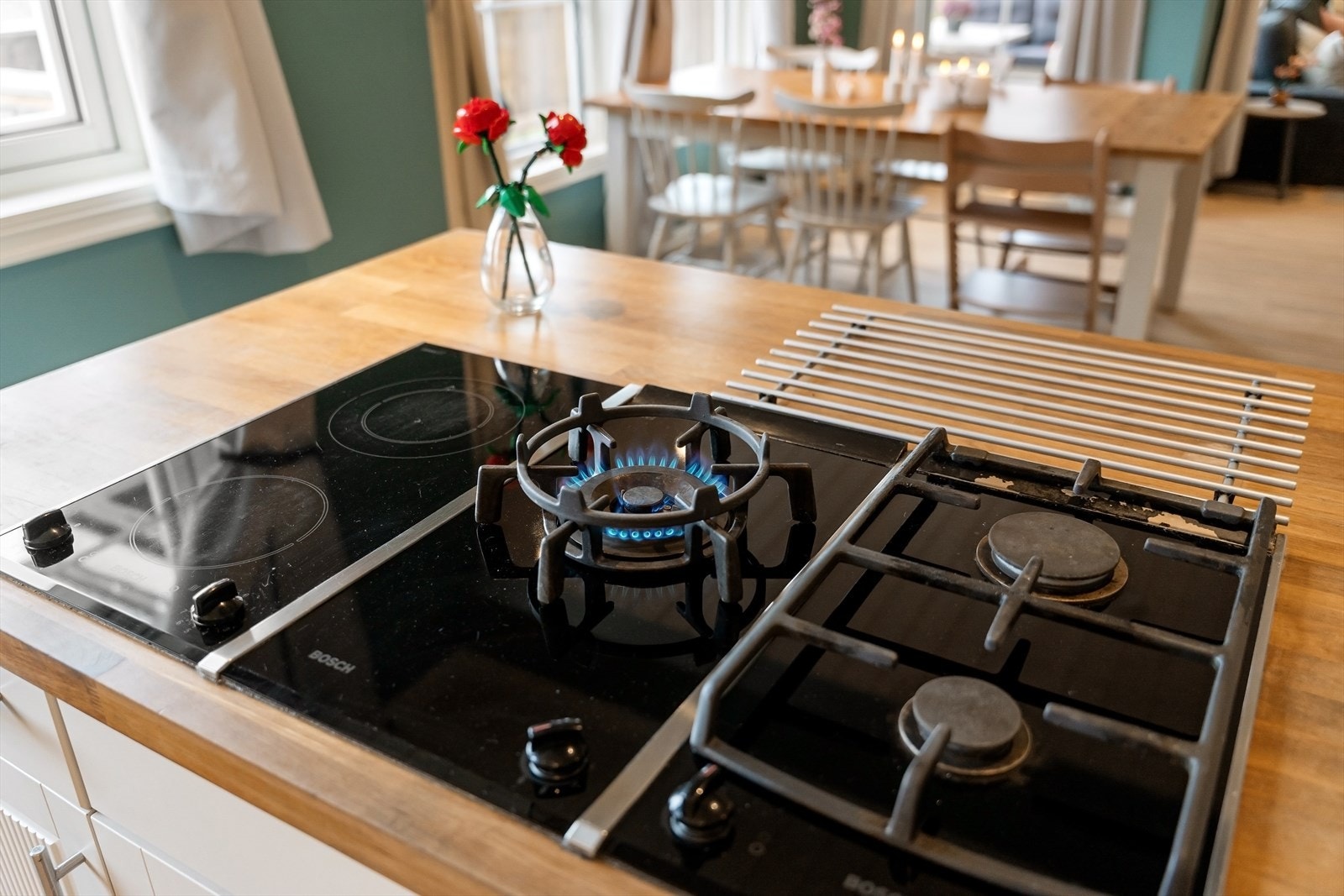 Kjøkkenøyen har nedfelt platetopp kombinert med gassbluss. Galleribilde