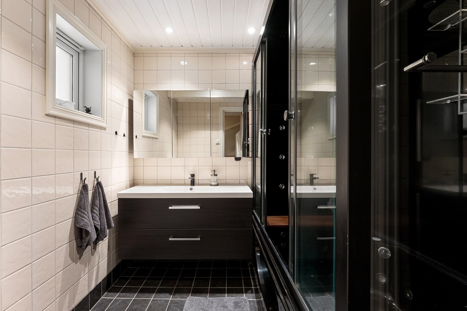 Lekkert baderom i 1 etasje Galleribilde