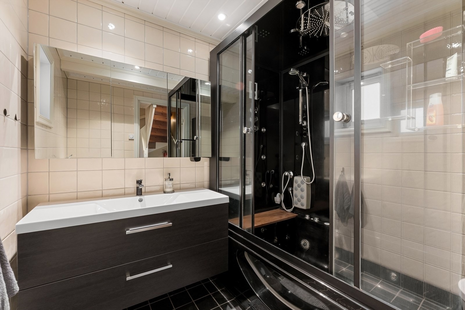 Eksklusivt dusjkabinett med steam og troperegn. Galleribilde