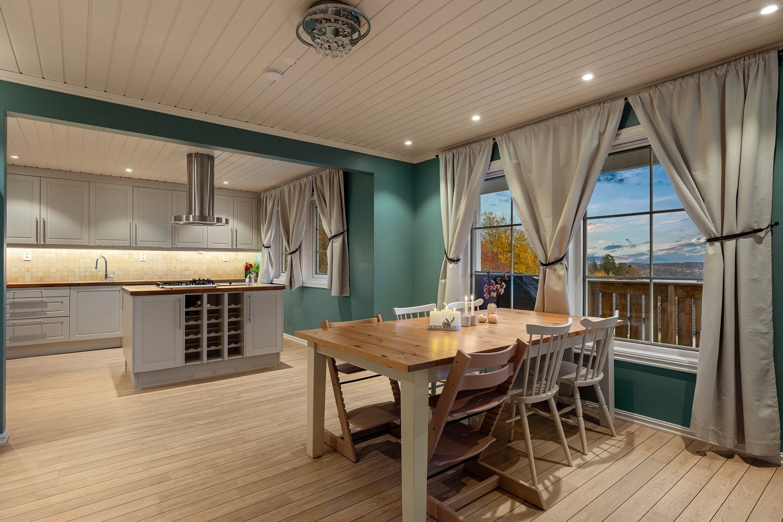 Spisestuen ligger i praktsik forlengelse av kjøkkenet. Galleribilde