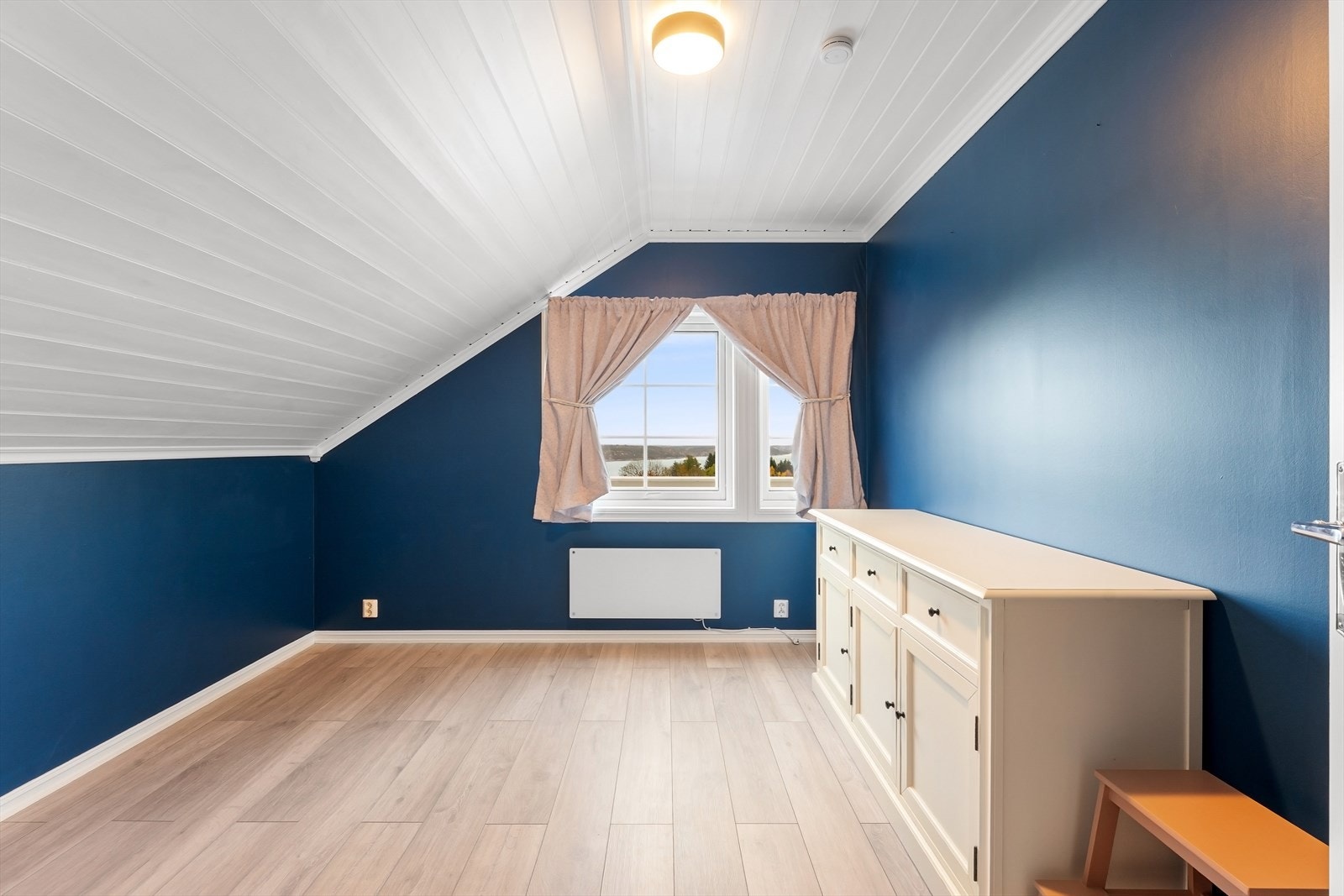 Soverommene er av god størrelse og egner seg godt som barnerom, gjesteværelse eller kontor. Galleribilde