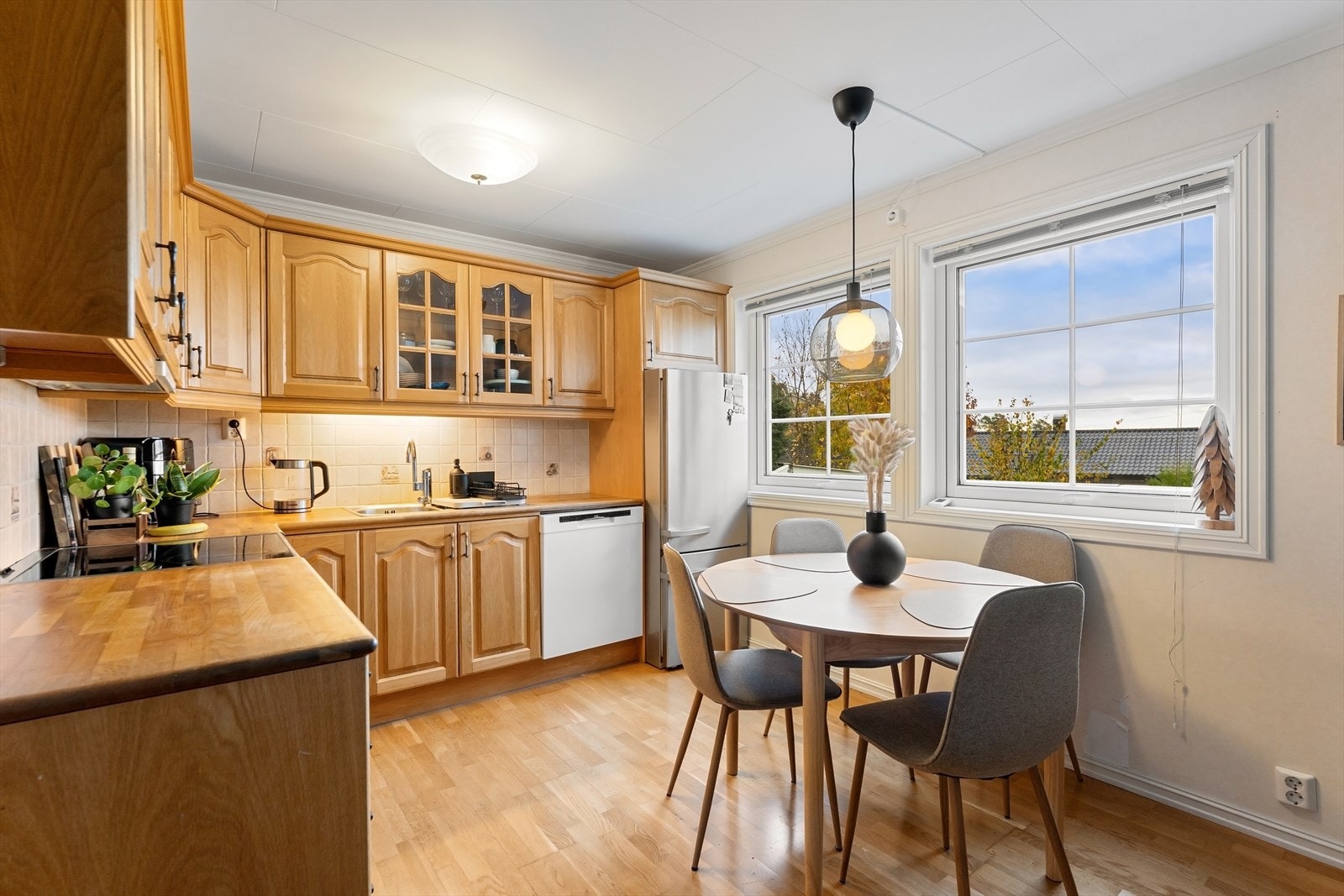 Kjøkkeninnredning med profilerte fronter og benkeplate i tre. Galleribilde