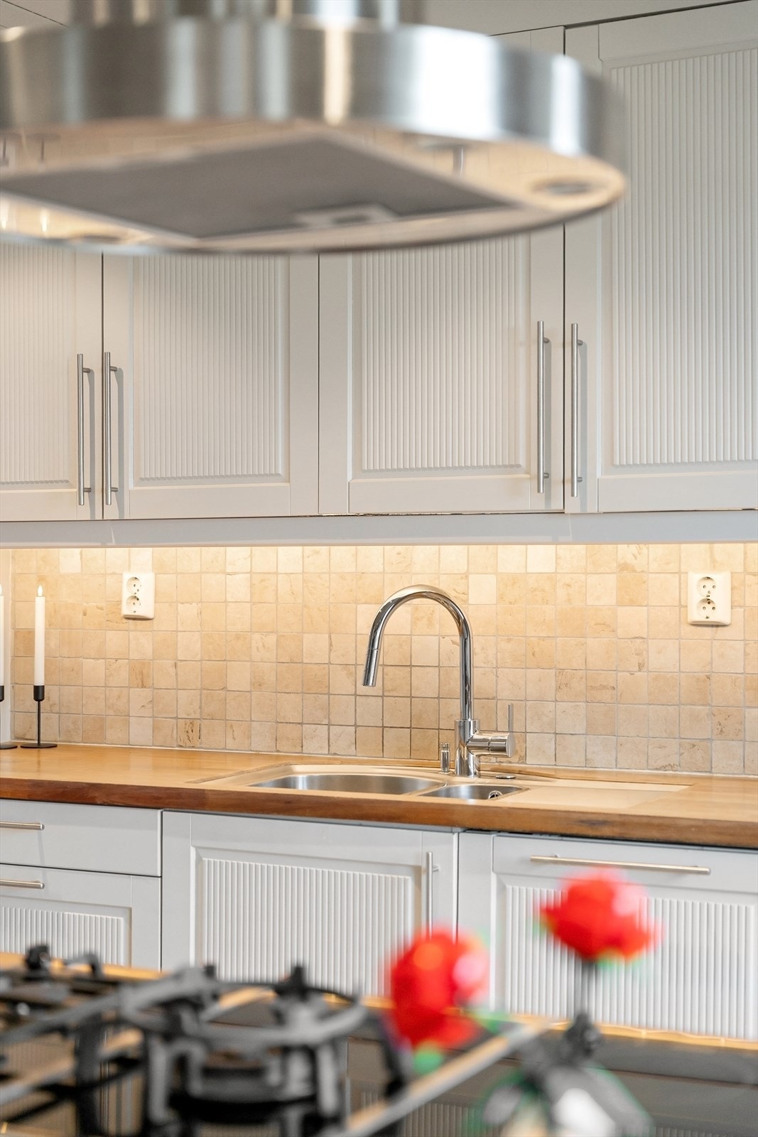 Flislagt over benkeskap. Galleribilde