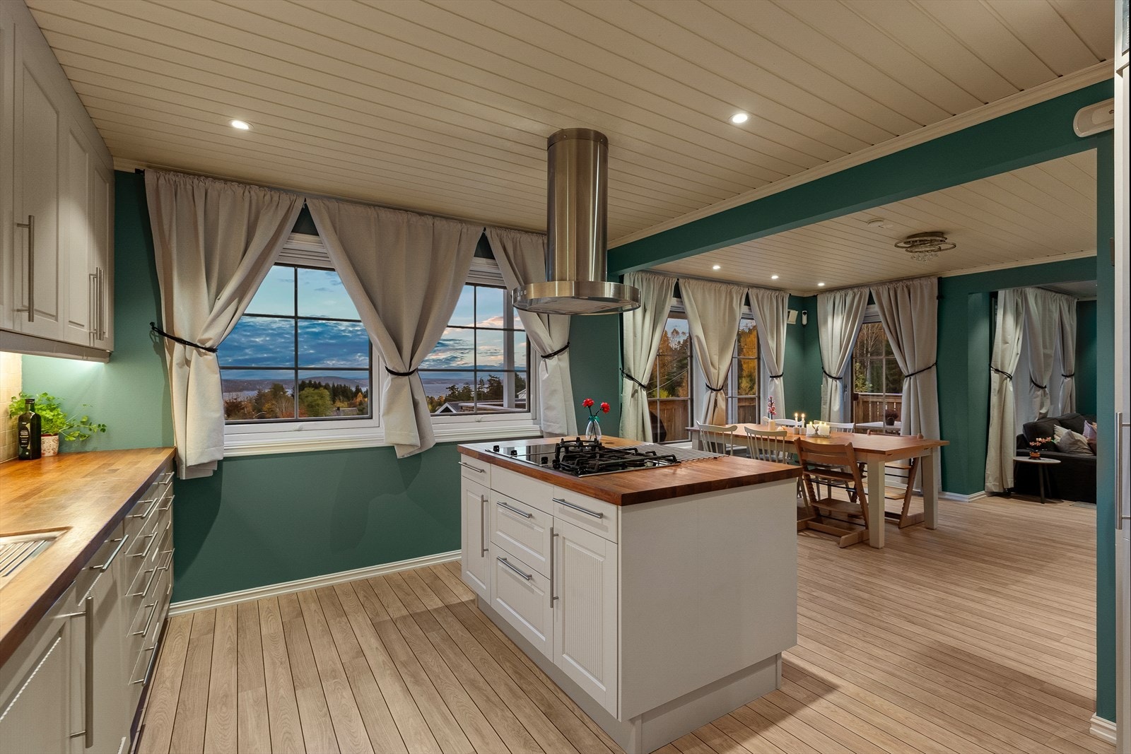 Malte profilerte fronter og benkeplate i tre. Galleribilde