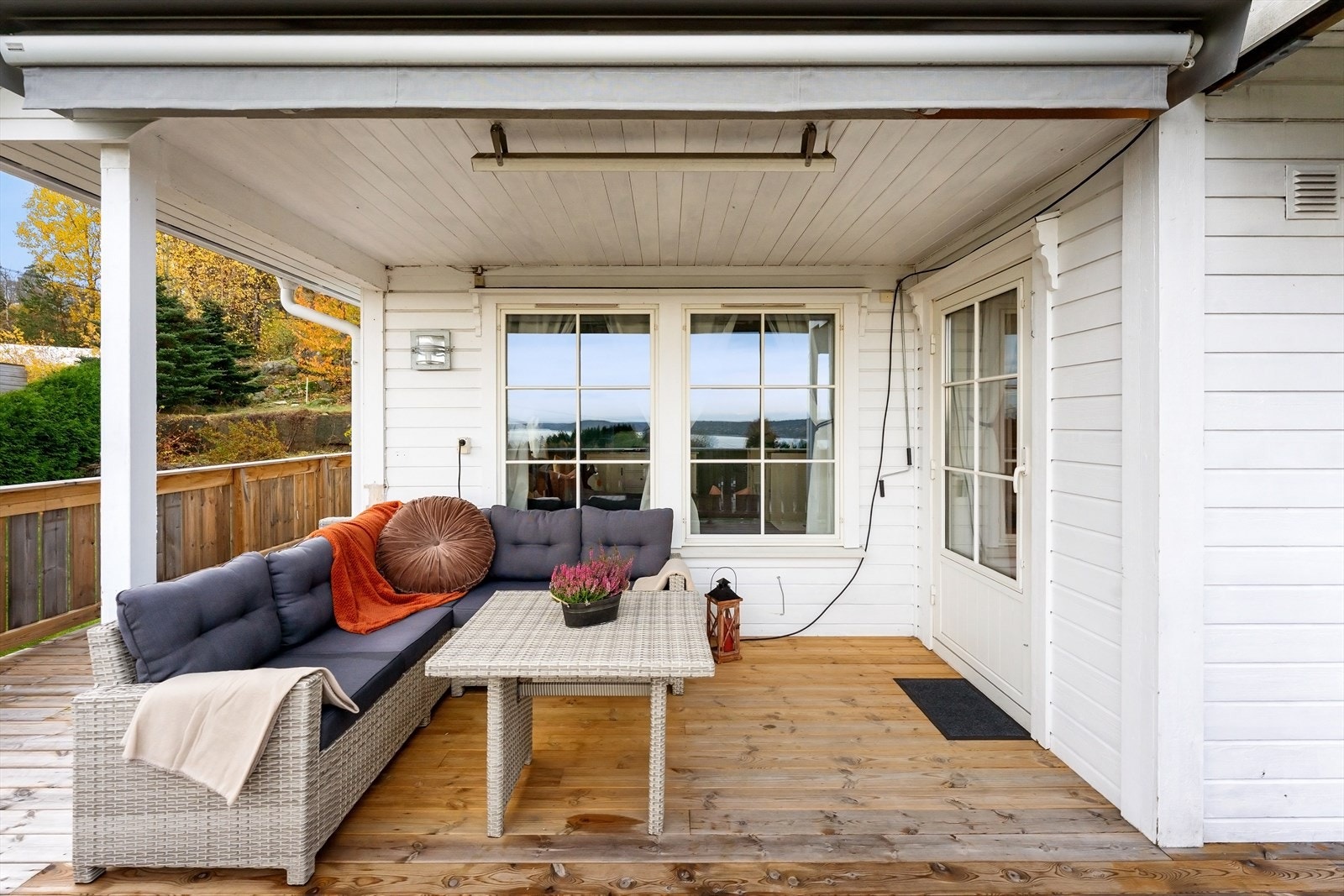 Fra spisestuen er det utgang til veranda som vender mot sør, øst og vest. Galleribilde