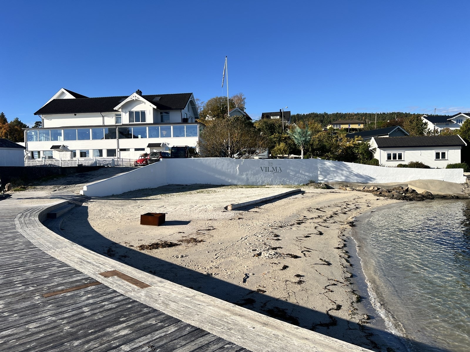 Flott sandstrand og stort bryggeanlegg. Galleribilde