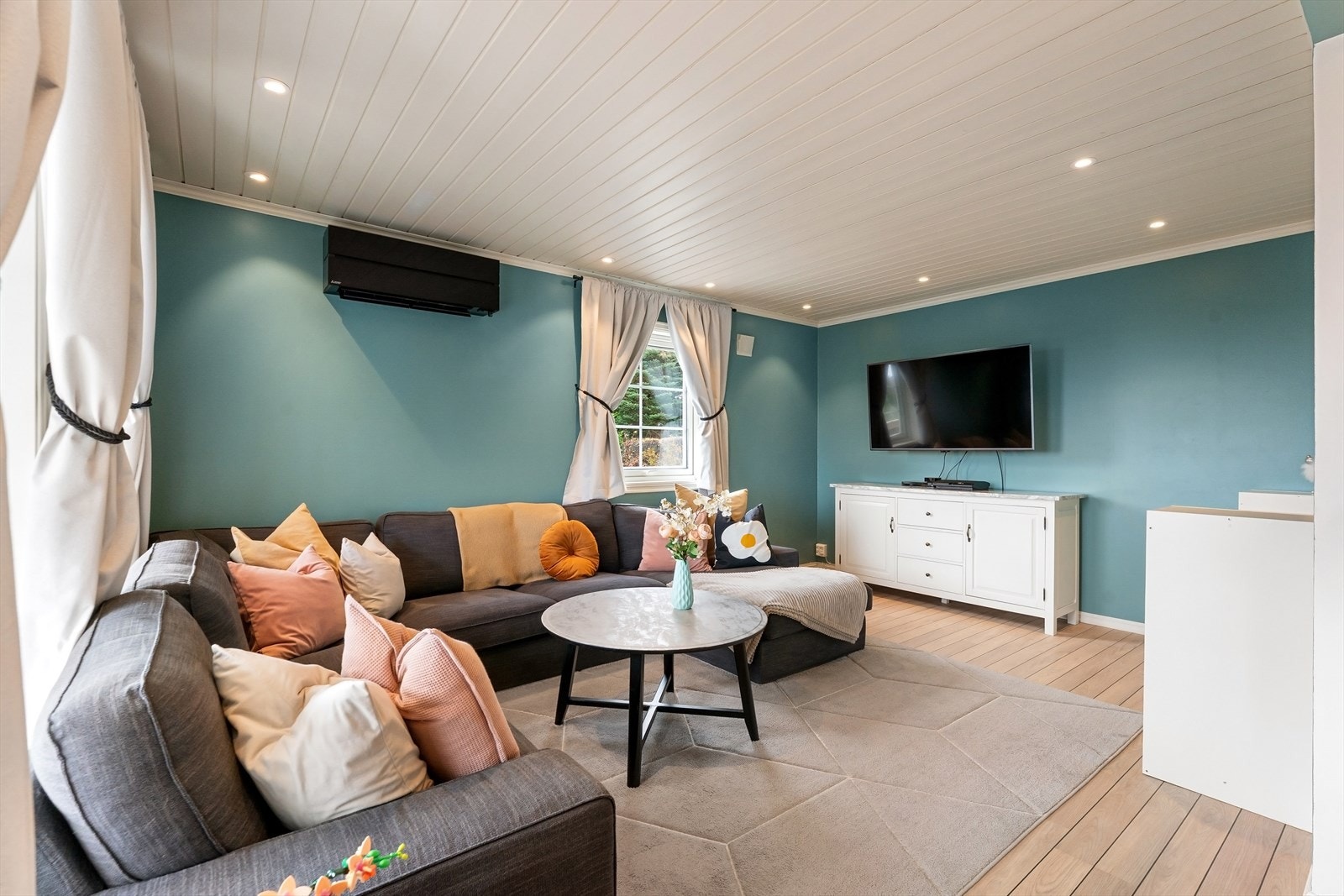 Dowlights i himlingen i store vindusflater. Galleribilde