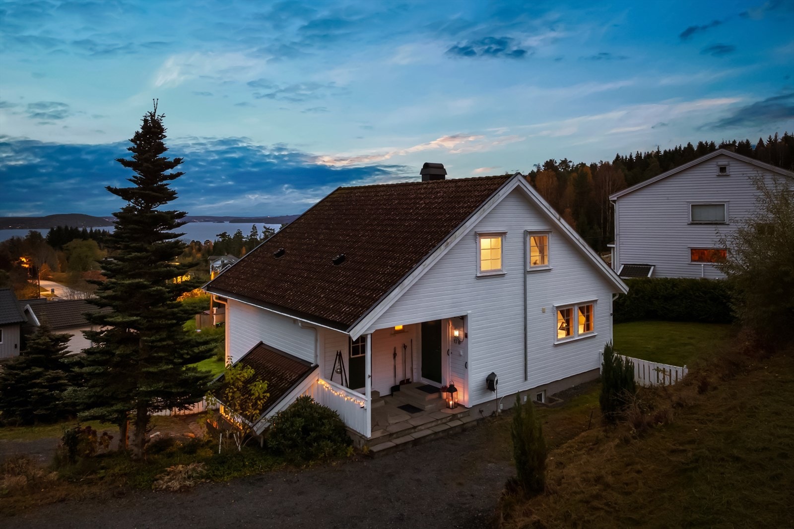 Boligen liger høyt i terrenget med flot utsikt mot Oslofjorden. Galleribilde