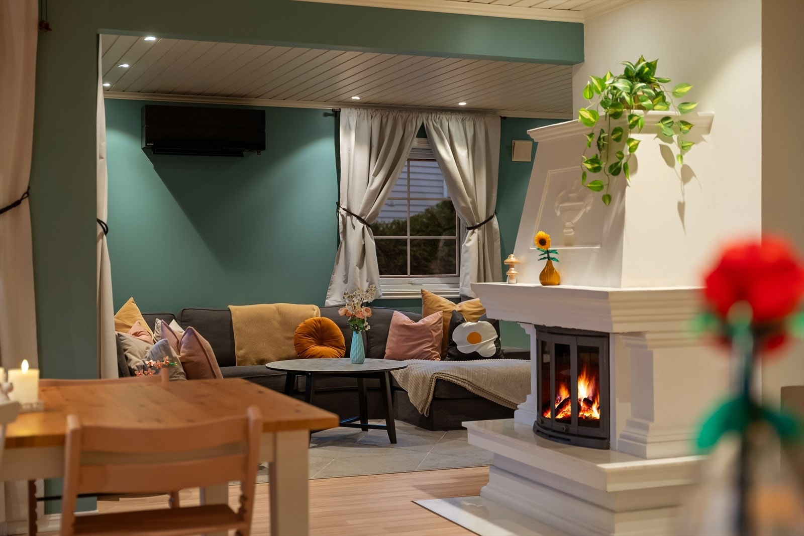 Peisen er sentralt plassert i rommet. Galleribilde