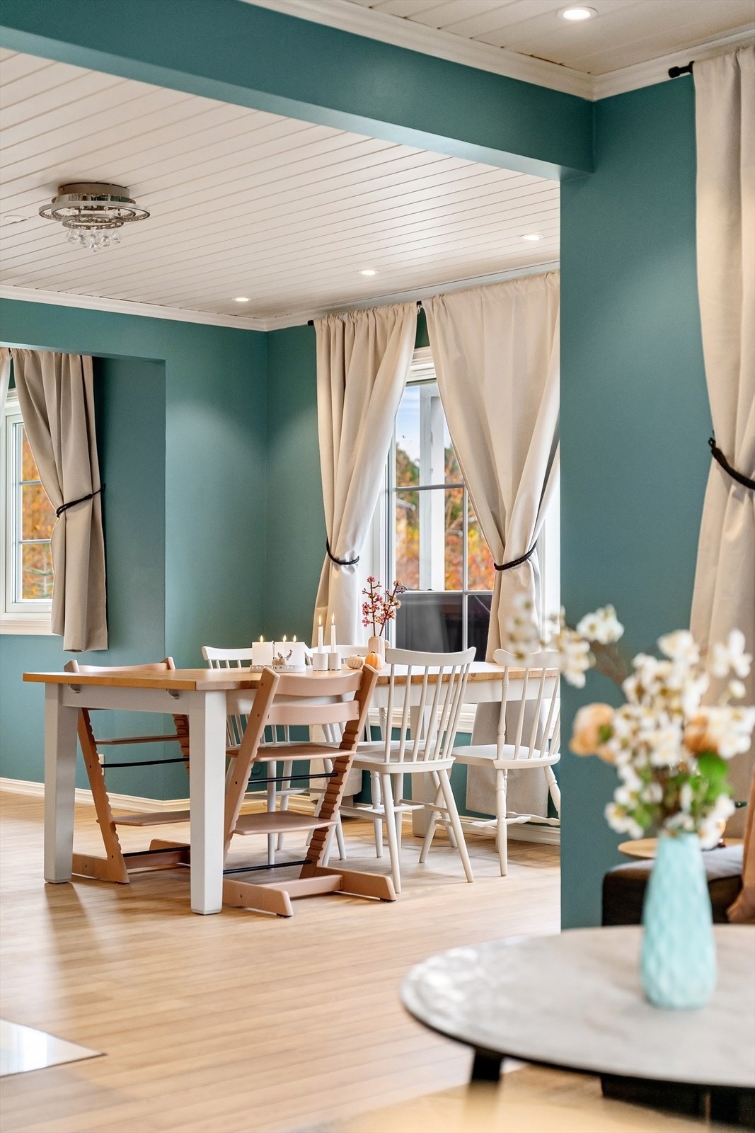 Etasjens utforming knyttet stuen sammen spisestuen og kjøkkenet. Galleribilde