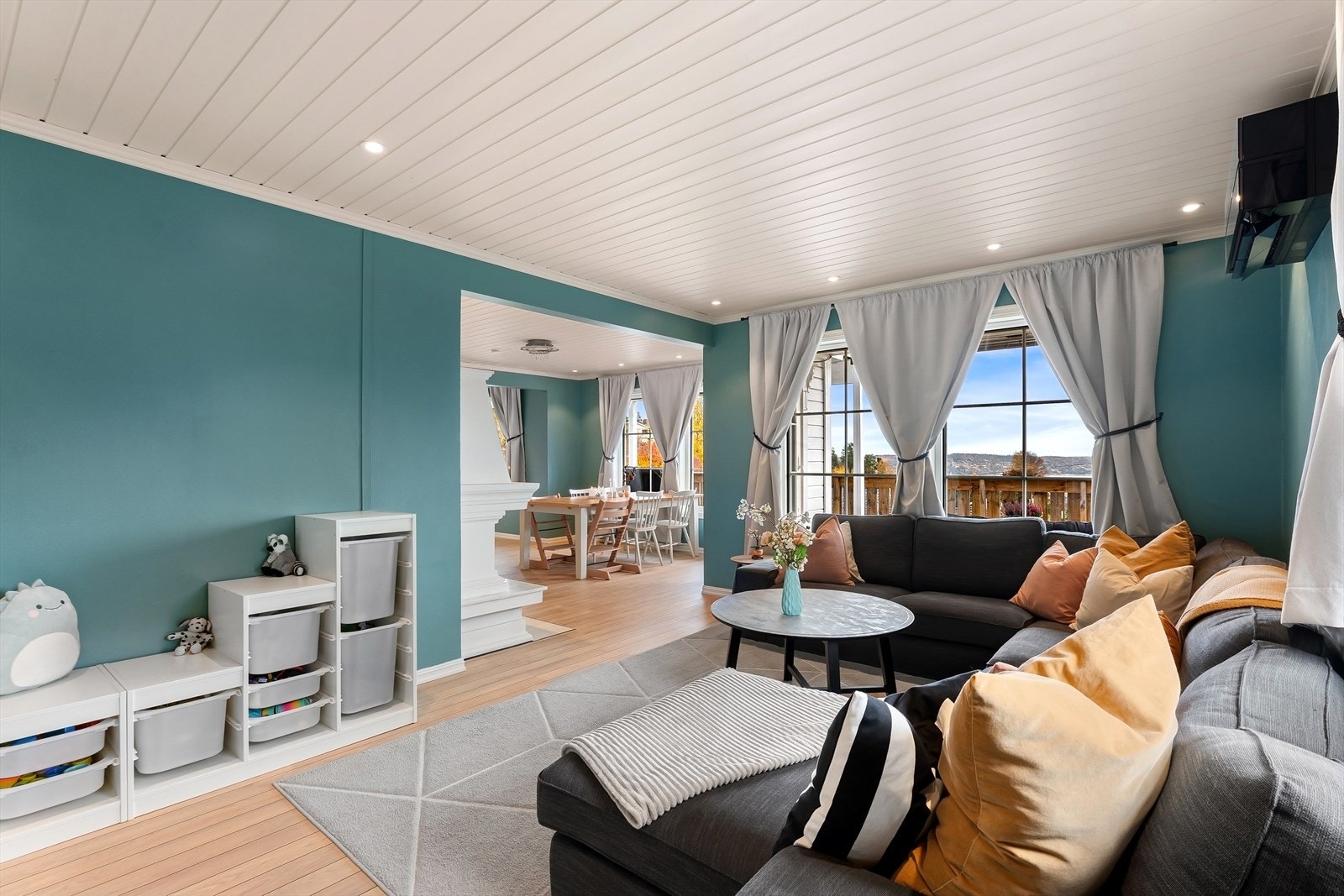 Stuen ligger i delvis åpen løsning med spisestuen. Galleribilde