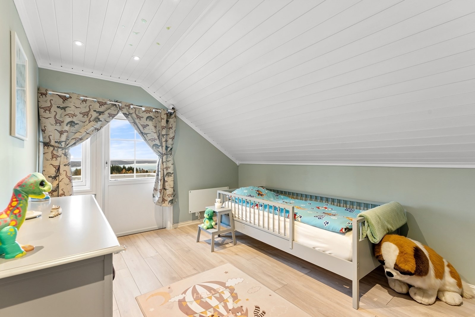 Det ene soverommet har utgang til balkong. Galleribilde