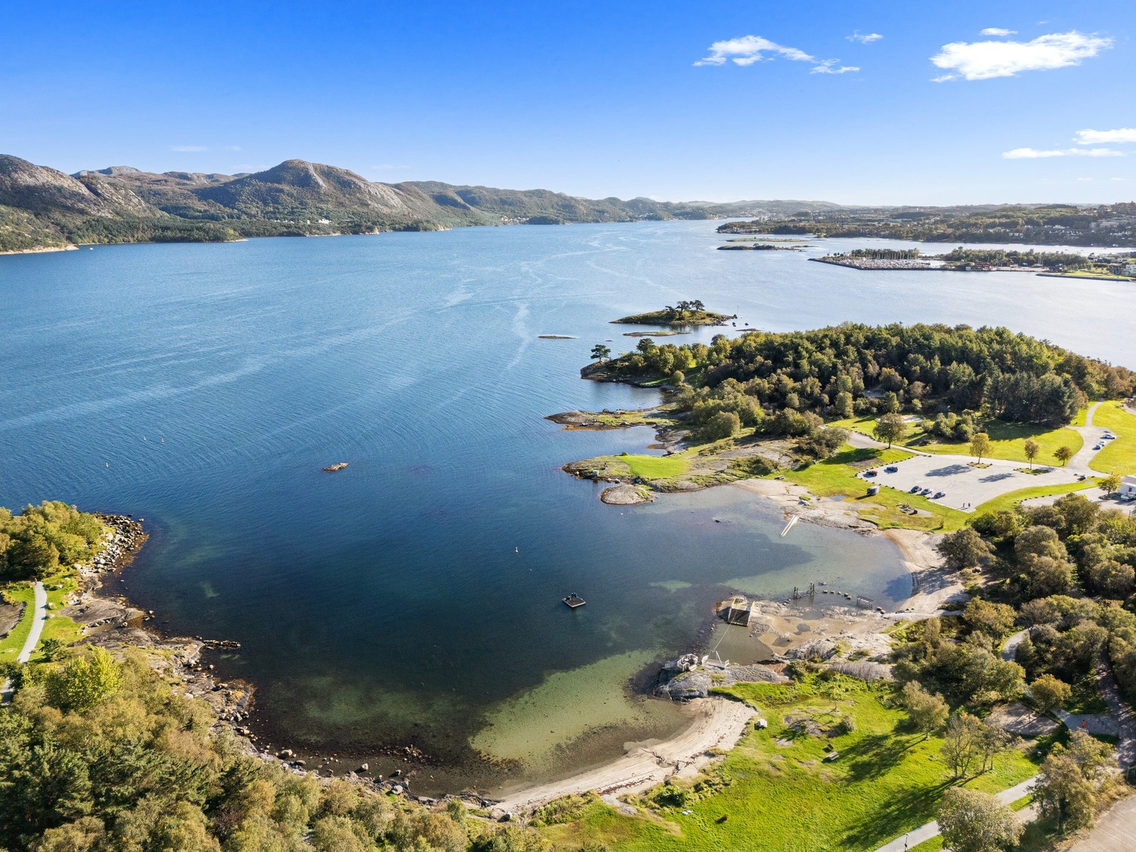 Vaulen badeplass - like rundt hjørnet! Nyt solfylte dager med bading, kajakk og grilling i vakre omgivelser - et paradis for store og små. Galleribilde