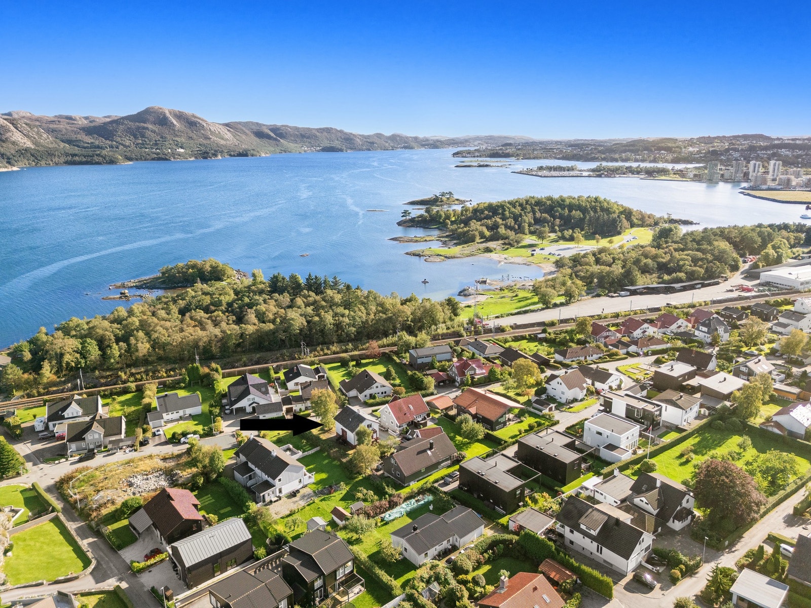 Velkommen til Nedre Lyngnesvei 26 - unik beliggenhet hevet over gatenivå. Galleribilde