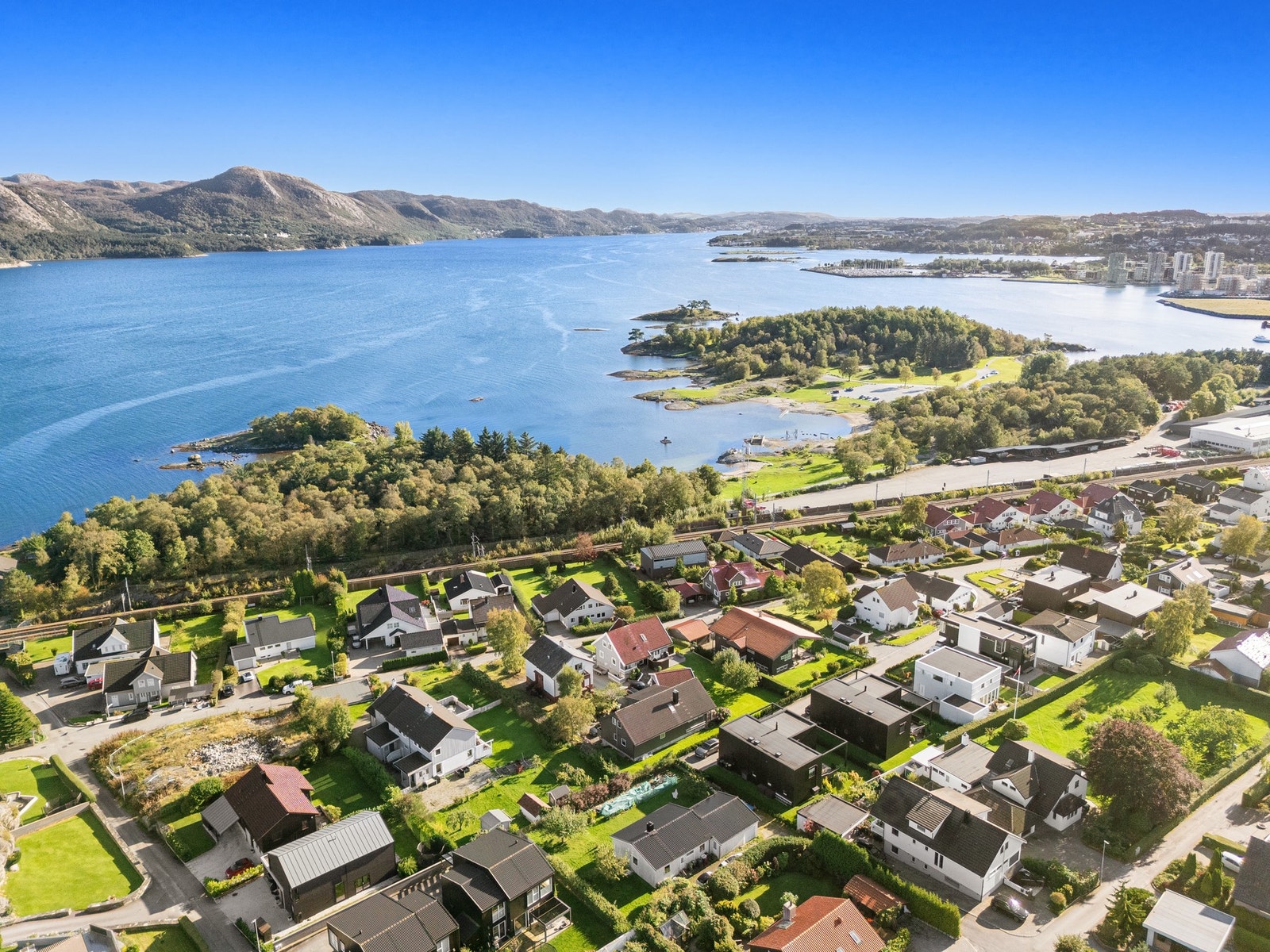 Beliggende på Nedre Vaulen - et særdeles attraktivt område som kanskje er den ideelle plass å bo for familien. Galleribilde