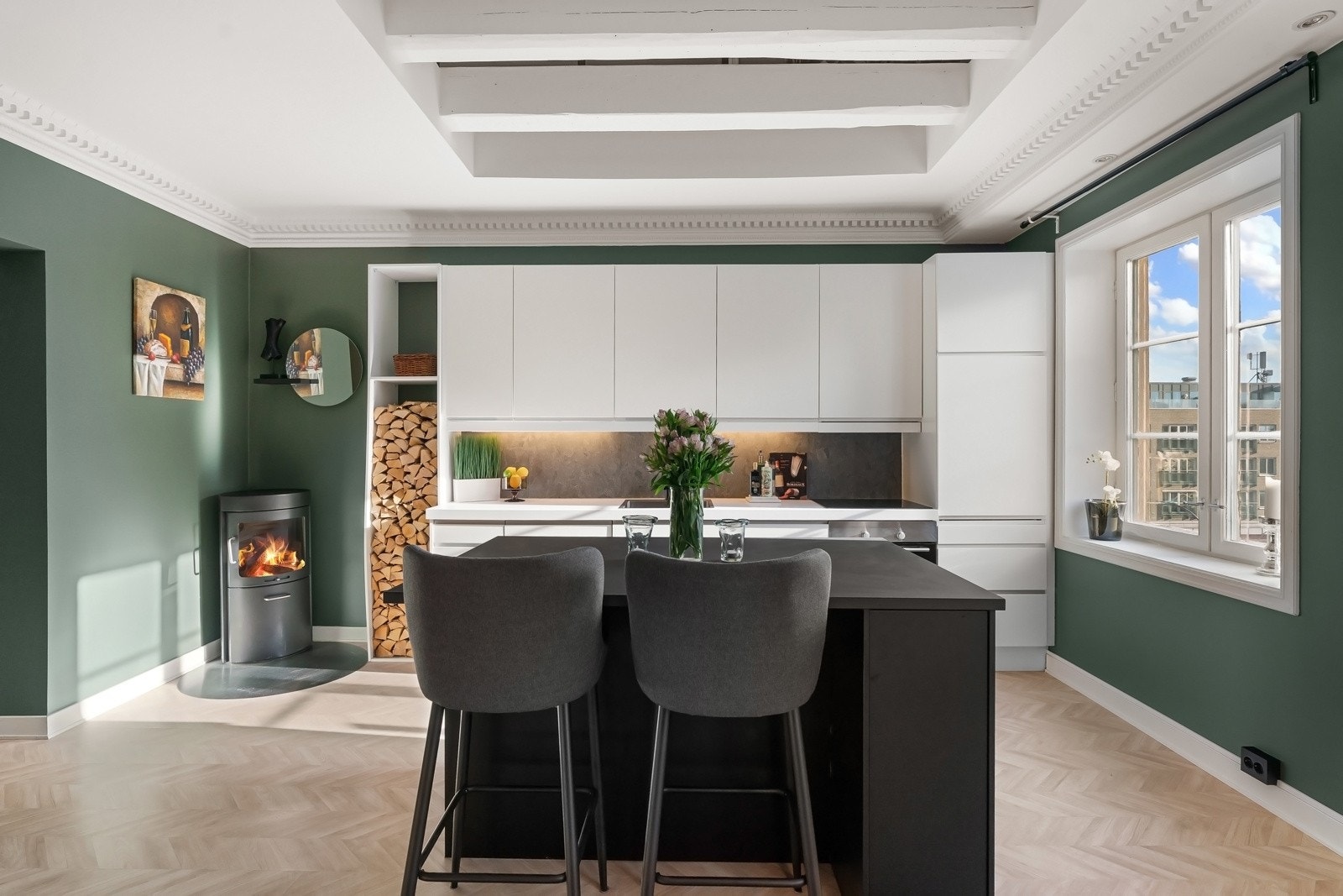 Innredningen har slette fronter, laminerte benkeplater og en flislagt backsplash med fliser som harmonerer godt med resten av interiøret Galleribilde