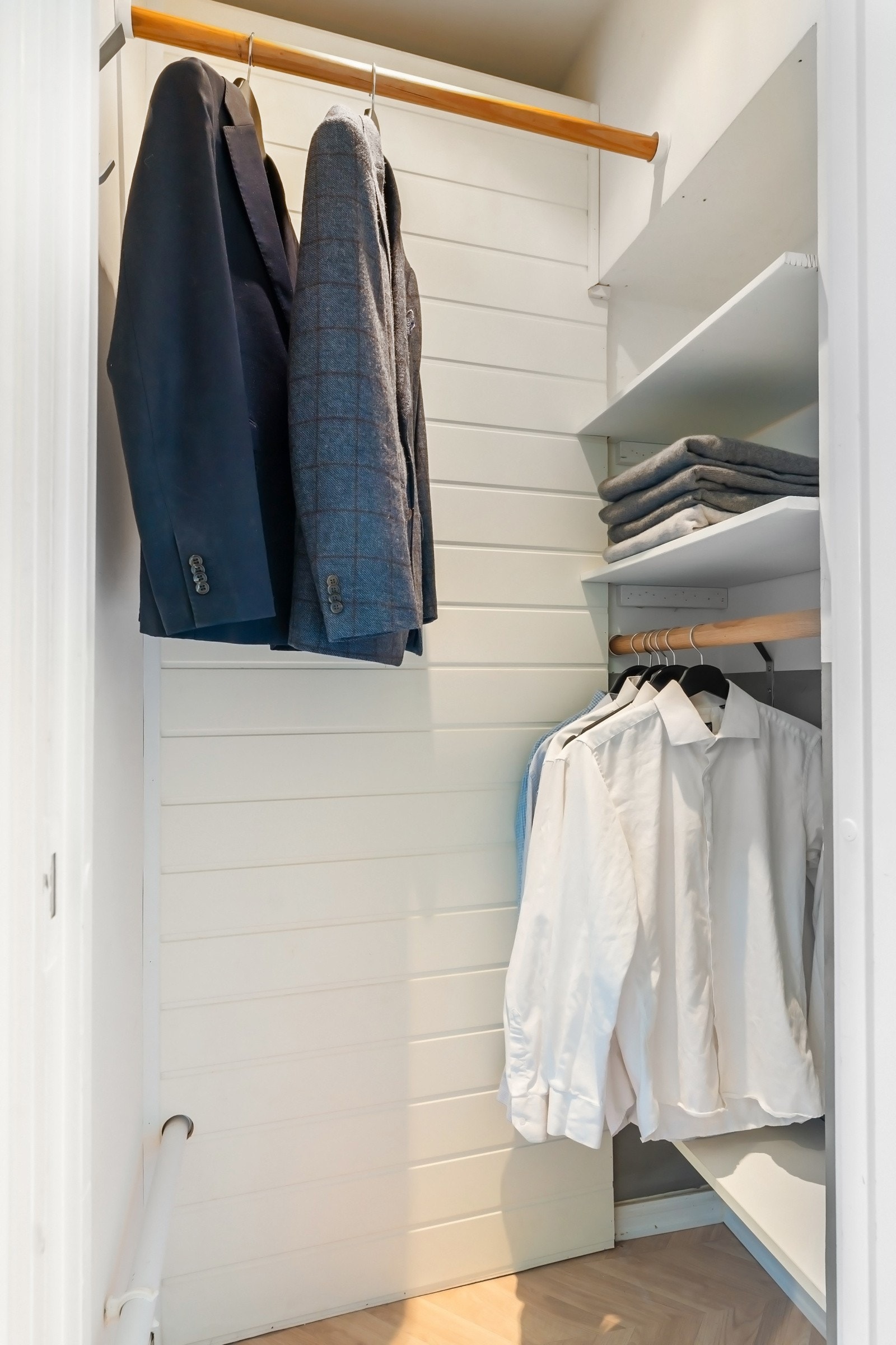 I tilknytning til soverommet har man et praktisk walk-in closet Galleribilde