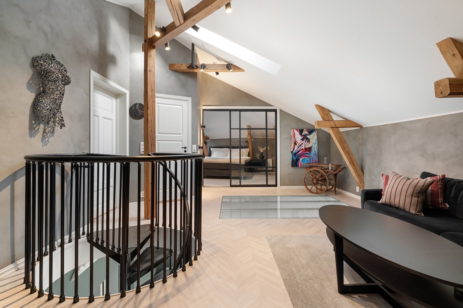 I loftsetasjen ligger en innbydende stue med gjennomførte farge- og materialvalg Galleribilde