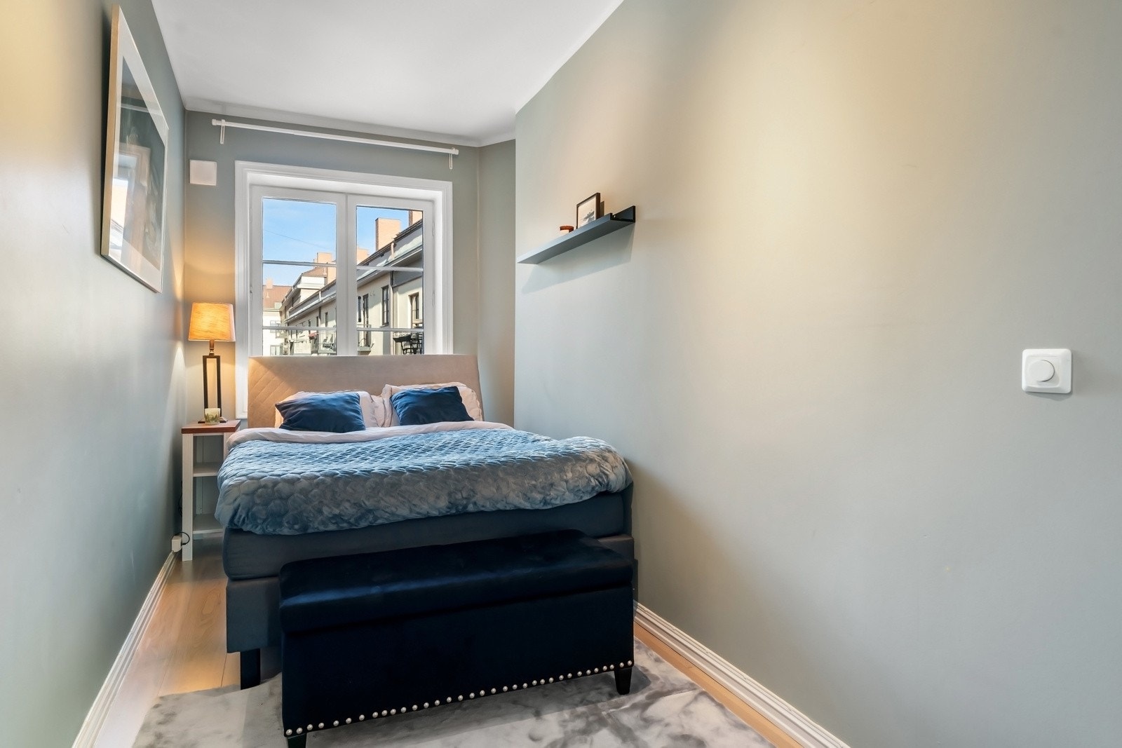 Leiligheten har et soverom i hovedetasjen med plass til dobbeltseng Galleribilde