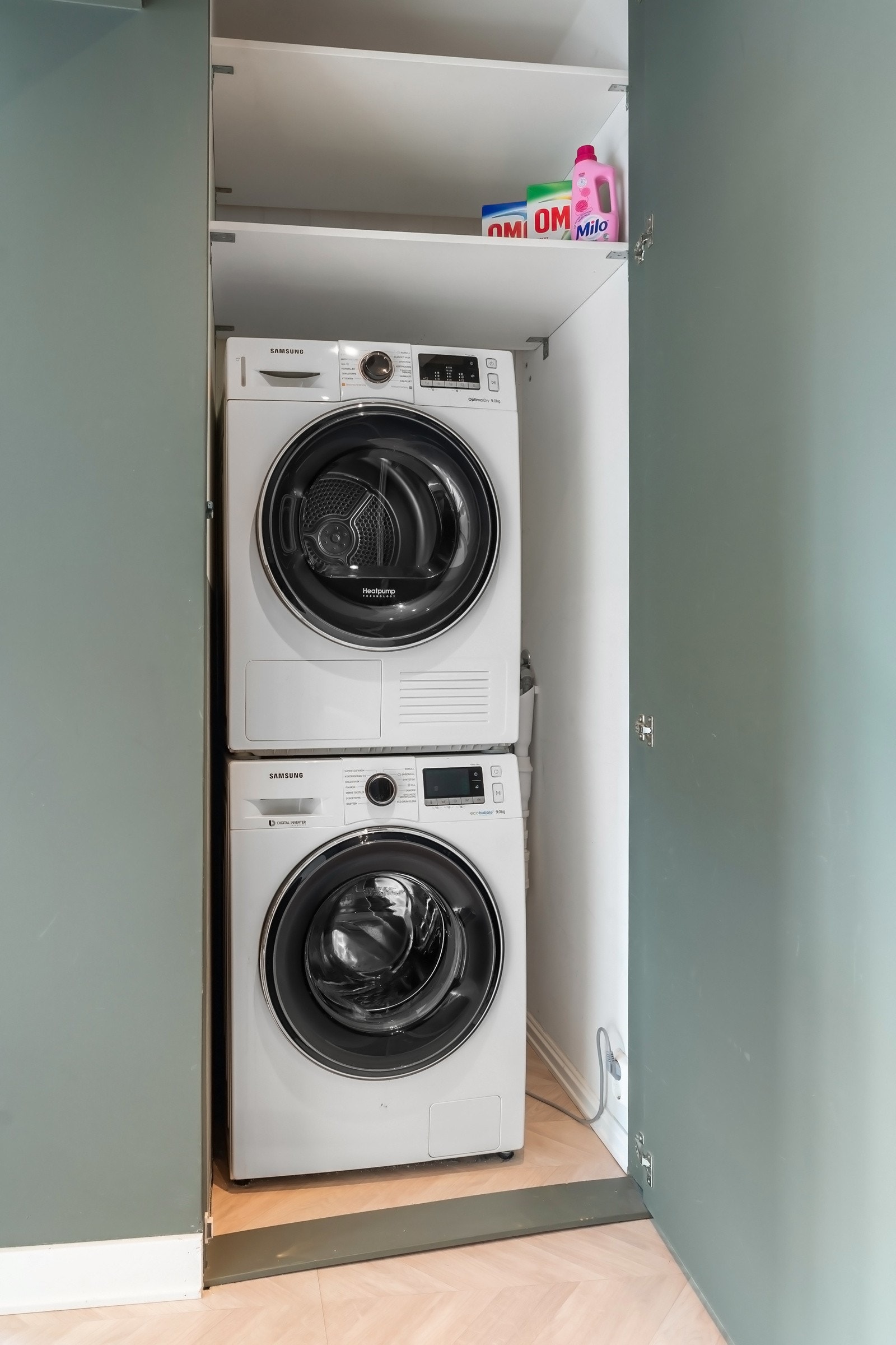 Opplegg for vaskemaskin og tørketrommel i egen nisje i entréen Galleribilde