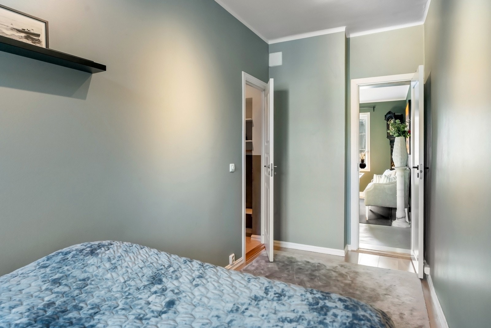 Lyse farger på vegger og gulv bidrar til en luftig romfølelse Galleribilde