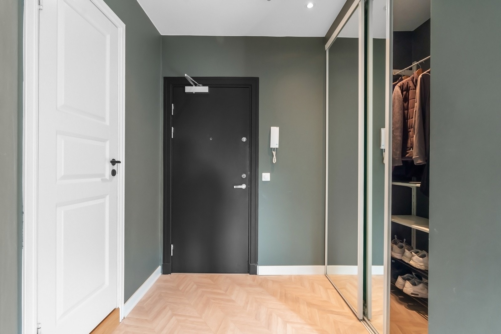 Her har du god plass til både yttertøy og sko Galleribilde