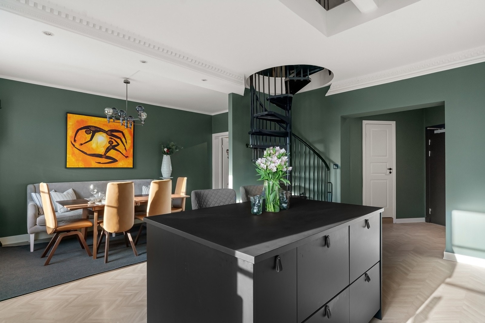 Det er god plass til spisestue og øvrig møblemet Galleribilde