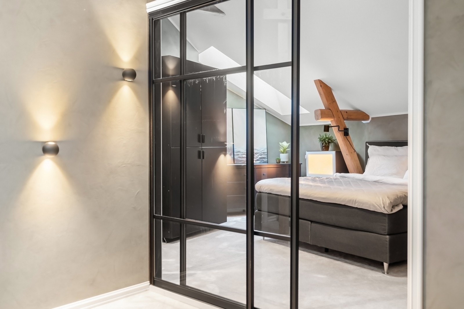 Soverommet i loftsetasjen har god plass til dobbeltseng og tilhørende nattbord, samt et stort garderobeskap med rikelig oppbevaringsplass. Galleribilde